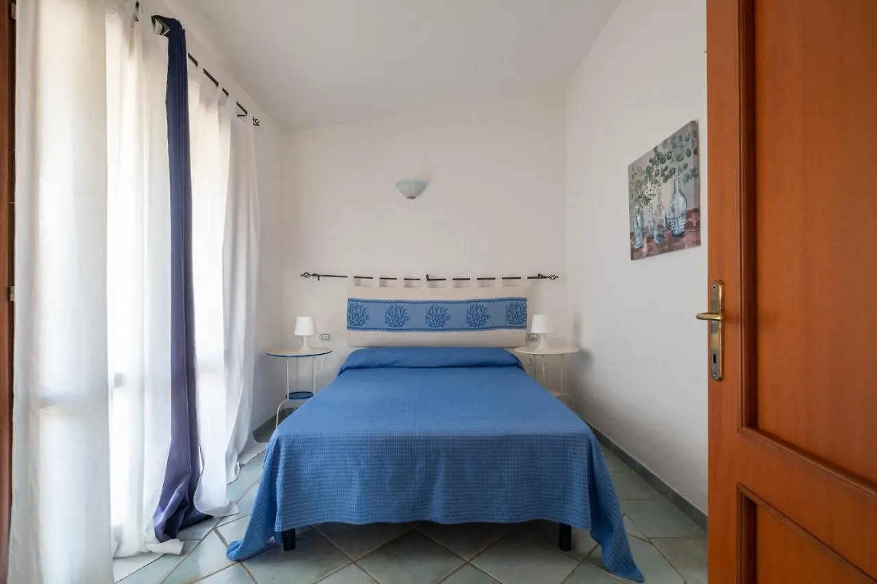 Oleandri Rossi Villa Tanaunella Italia